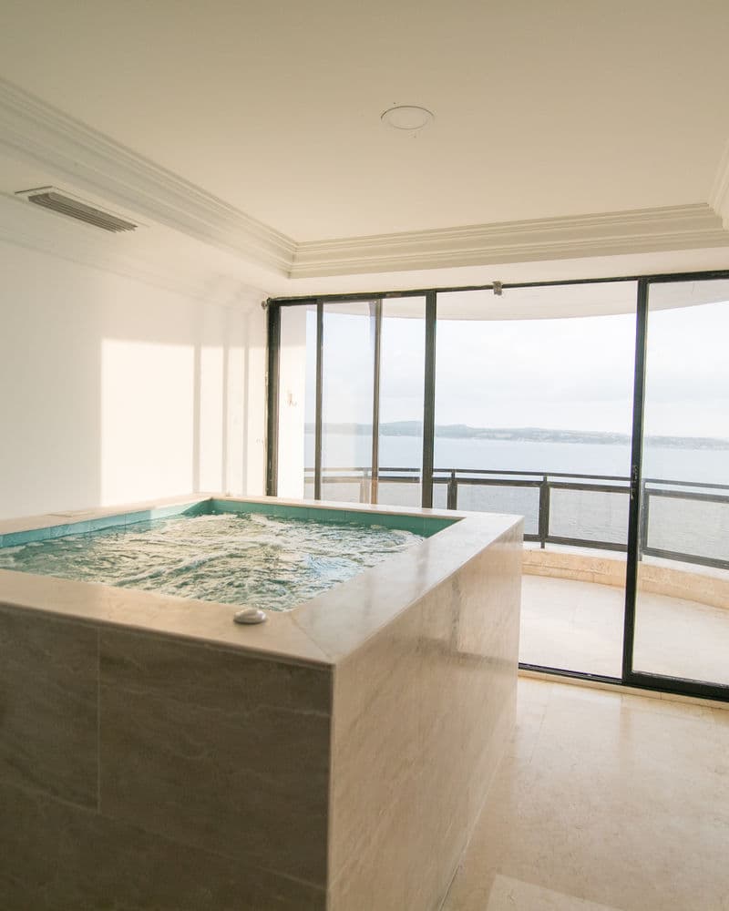 Luxury 4 Bedroom Penthouse with Private Jacuzzi